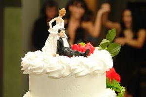 tårta med brudpar till bröllopet